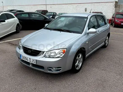 Usado Kia Cerato EX 112 CV (82 kW) 2005 Gris / plata Berlina
