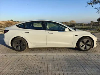 Käytetty Tesla Model 3 Standard Range 239 kW (325 HP) 2021 Valkoinen Sedan