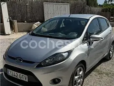Usado Ford Fiesta Trend 82 CV (60 kW) 2010 Gris / plata Berlina