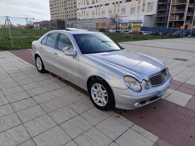 Usado Mercedes E220 Avantgarde 150 CV (110 kW) 2003 Gris / plata Berlina