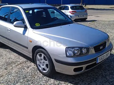 Usado Hyundai Elantra GLS 107 CV (78 kW) 2002 Gris / plata Berlina