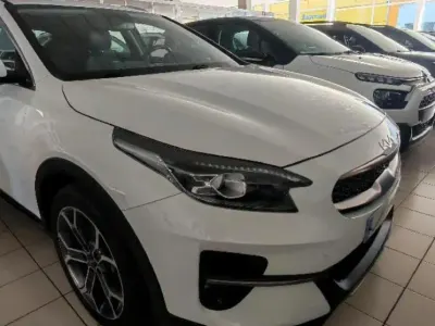 Usado Kia XCeed 160 CV (117 kW) 2022 Deluxe white SUV