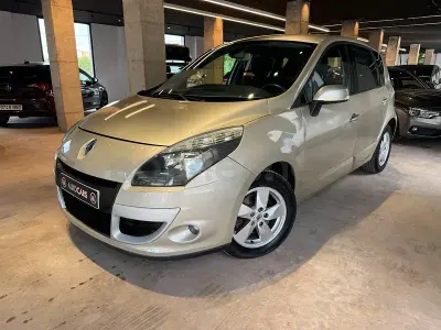 Usado Renault Scénic Dynamique 105 CV (77 kW) 2009 Gris / plata Monovolumen