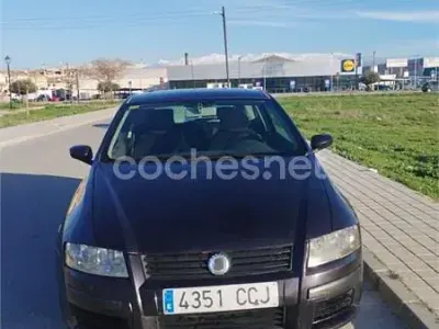 Usado Fiat Stilo 80 CV (58 kW) 2002 Negro Berlina