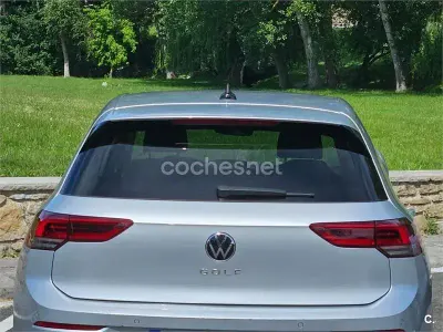 Usado VW Golf VIII Life 130 CV (95 kW) 2020 Gris / plata Berlina