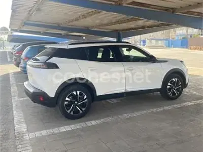 Usado Peugeot 2008 Allure 100 CV (73 kW) 2022 Blanco SUV