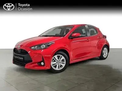 Usado Toyota Yaris Active 116 CV (85 kW) 2022 Rojo Utilitario