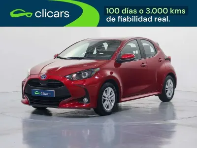 Usado Toyota Yaris Hybrid Active 75 CV (55 kW) 2022 Rojo Berlina