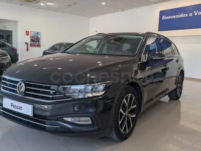 Usado VW Passat Executive 150 CV (110 kW) 2022 Gris / plata Familiar