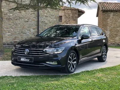 Usado VW Passat Executive 150 CV (110 kW) 2022 Gris / plata Familiar
