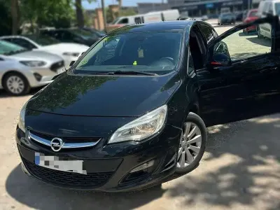 Usado Opel Astra Cosmo 110 CV (80 kW) 2010 Negro Utilitario