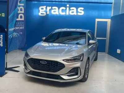 Usado Ford Focus ST-Line 125 CV (91 kW) 2025 Plateado Berlina