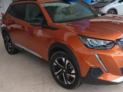 Usado Peugeot 2008 Allure 131 CV (96 kW) 2023 Orange fusion cmetalzadoe SUV