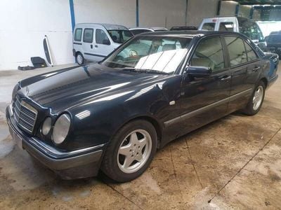 Azul Usado 1995 Mercedes E300 Elegance Berlina | 3000 €