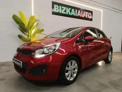 Usado Kia Rio 109 CV (80 kW) 2014 Granate Berlina