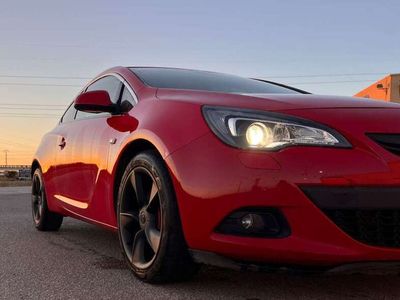 Usado Opel Astra GTC Sportive 140 CV (102 kW) 2014 Rojo Utilitario