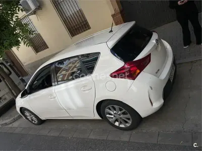 Usado Toyota Auris Live 124 CV (91 kW) 2013 Blanco Berlina