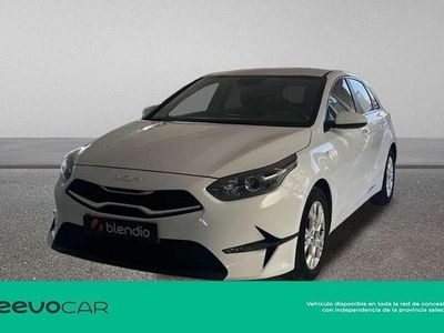 Begagnad Kia Ceed 120 HK (88 kW) 2023 Vit Halvkombi