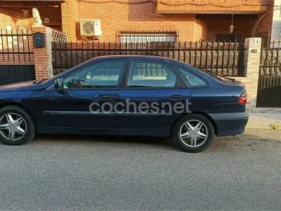 Usado Renault Laguna 110 CV (80 kW) 2000 Azul Berlina