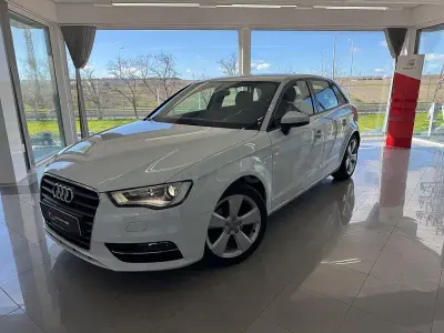 Usado Audi A3 Attraction 140 CV (102 kW) 2013 Blanco Berlina