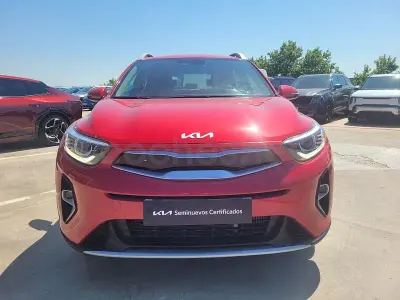 Usado Kia Stonic 100 CV (73 kW) 2024 Granate SUV
