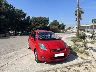Usado Toyota Yaris Live 69 CV (50 kW) 2010 Rojo Utilitario