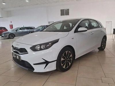 Używany Kia Ceed 100 KM (73 kW) 2025 Biały Hatchback
