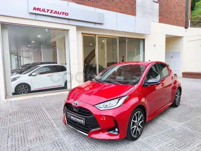 Usado Toyota Yaris Hybrid Style 116 CV (85 kW) 2022 Granate Berlina