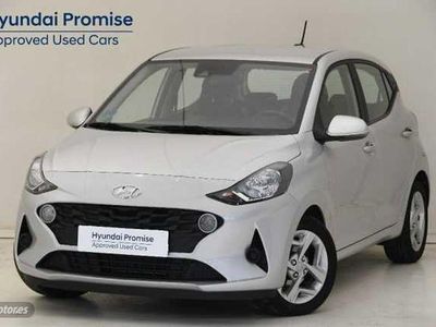 Usado Hyundai i10 67 CV (49 kW) 2023 New sleek silver Utilitario