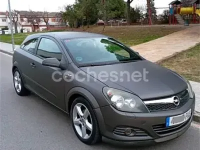 Usado Opel Astra GTC Sport 105 CV (77 kW) 2006 Gris / plata Berlina