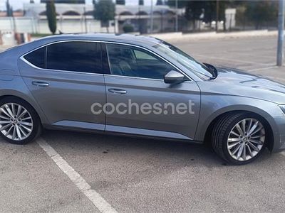 Usado Skoda Superb Style 150 CV (110 kW) 2015 Gris / plata Berlina