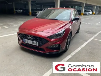 Usado Hyundai i30 N Line 120 HP (88 kW) 2023 Vermelho Sedan