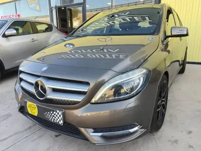 Usado Mercedes B180 AMG line 109 CV (80 kW) 2015 Marrón Utilitario