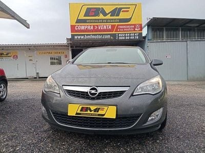 Usado Opel Astra Cosmo 110 CV (80 kW) 2011 Gris / plata Berlina