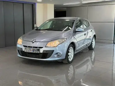 Usado Renault Mégane Authentique 100 CV (73 kW) 2009 Gris / plata Berlina