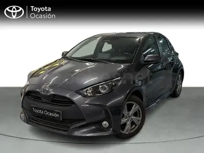 Usado Toyota Yaris Hybrid Active 116 CV (85 kW) 2025 Gris / plata Berlina