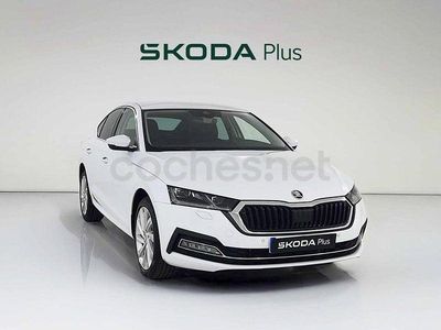 Usado Skoda Octavia Selection 204 CV (150 kW) 2024 Blanco Berlina