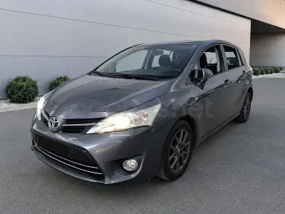 Usado Toyota Verso Advance 147 CV (108 kW) 2015 Gris / plata Monovolumen