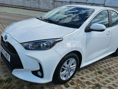 Usado Toyota Yaris Hybrid Business Edition 116 CV (85 kW) 2022 Blanco Berlina