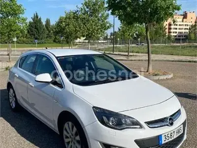 Usado Opel Astra Excellence 110 CV (80 kW) 2012 Blanco Familiar