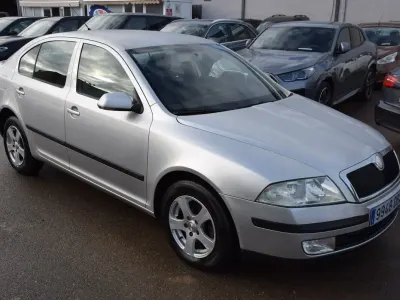 Usado Skoda Octavia Active 105 CV (77 kW) 2004 Gris Berlina
