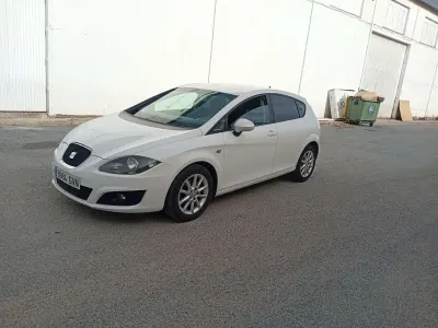Usado Seat Leon Style 105 CV (77 kW) 2010 Blanco Utilitario