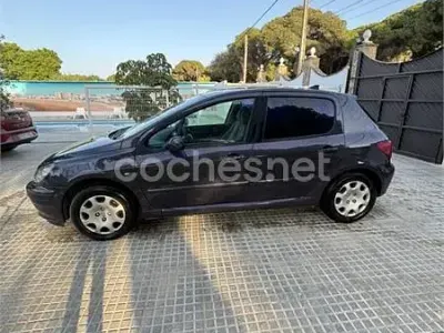 Usado Peugeot 307 90 CV (66 kW) 2002 Violeta / lila Berlina