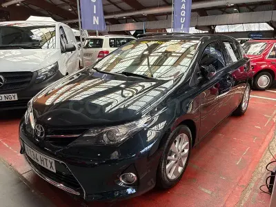 Usado Toyota Auris Active 124 CV (91 kW) 2013 Negro Berlina