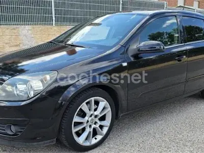 Usado Opel Astra Cosmo 170 CV (125 kW) 2005 Negro Berlina