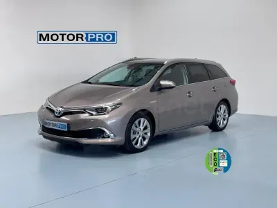 Usado Toyota Auris Hybrid Advance 136 CV (100 kW) 2016 Marrón Familiar