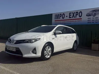 Usado Toyota Auris Hybrid Active 136 CV (100 kW) 2015 Blanco Familiar