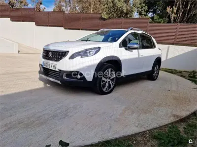 Usado Peugeot 2008 Allure 130 CV (95 kW) 2019 Gris / plata SUV