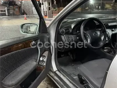 Usado Mercedes C220 Classic 125 CV (91 kW) 2001 Gris / plata Berlina