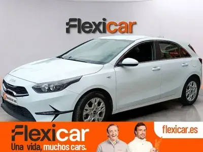 Begagnad Kia Ceed 136 HK (100 kW) 2023 Vit Halvkombi